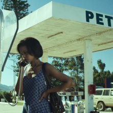 The Endless River: Crystal-Donna Roberts al telefono in una stazione di servizio