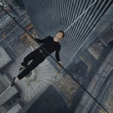 The Walk: Joseph Gordon-Levitt in azione in una suggestiva immagine del film