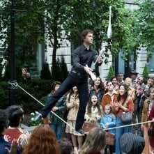 The Walk: Joseph Gordon-Levitt si esibisce per strada in una scena del film