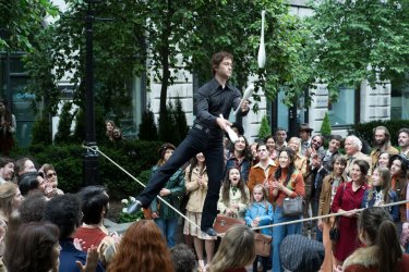 The Walk: Joseph Gordon-Levitt si esibisce per strada in una scena del film