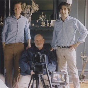 De Palma: i registi Noah Baumbach e Jake Paltrow in compagnia di Brian De Palma in un'immagine promozionale del documentario sul grande cineasta statunitense