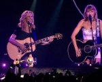 Da Friends al palco, Phoebe e Taylor Swift cantano 'Gatto rognoso' 