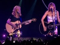 Da Friends al palco, Phoebe e Taylor Swift cantano 'Gatto rognoso' 