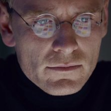 Steve Jobs: un primo piano di Michael Fassbender con gli occhiali