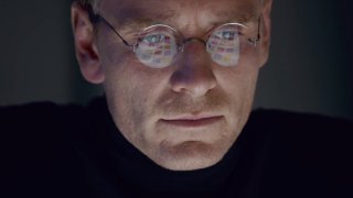 Steve Jobs: un primo piano di Michael Fassbender con gli occhiali