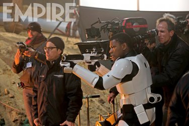 Star Wars: Episodio VII - Il Risveglio della Forza - J.J. Abrams e John Boyega sul set