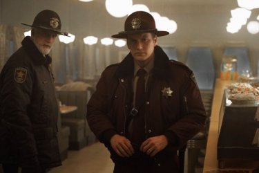 Fargo: Patrick Wilson e Ted Danson in una foto della stagione 2