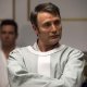 Mads Mikkelsen nel trailer di Dust Bunny, il nuovo horror del creatore di Hannibal