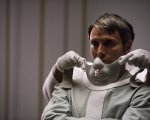 Hannibal, Bryan Fuller: 'I produttori volevano John Cusack o Hugh Grant, ho dovuto lottare per Mads Mikkelsen'