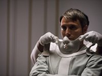 Hannibal, Bryan Fuller: 'I produttori volevano John Cusack o Hugh Grant, ho dovuto lottare per Mads Mikkelsen'