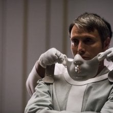 Hannibal: Mads Mikkelsen indossa l'iconica maschera nell'episodio The Wrath of the Lamb