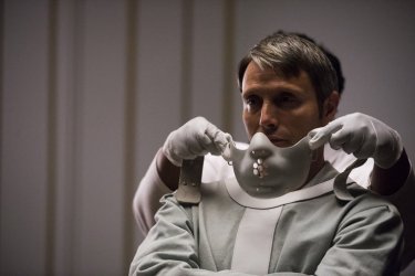 Hannibal: Mads Mikkelsen indossa l'iconica maschera nell'episodio The Wrath of the Lamb