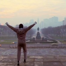 Rocky: Sylvester Stallone alza le braccia sulla scalinata di Philadelphia