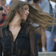Venezia 2015: La madrina Elisa Sednaoui con i capelli al vento