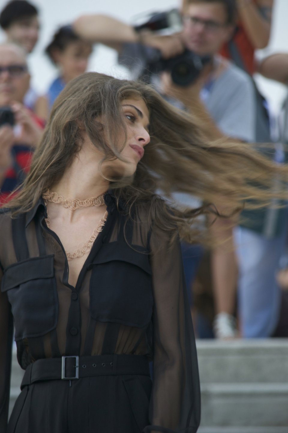 Venezia 2015: La madrina Elisa Sednaoui con i capelli al vento