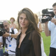 Venezia 2015: La madrina Elisa Sednaoui accerchiata dai fotografi