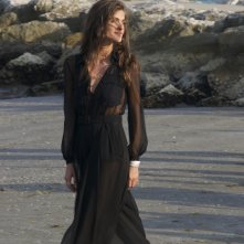 Venezia 2015: La madrina Elisa Sednaoui posa in spiaggia