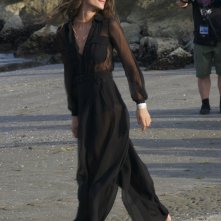 Venezia 2015: La madrina Elisa Sednaoui in spiaggia