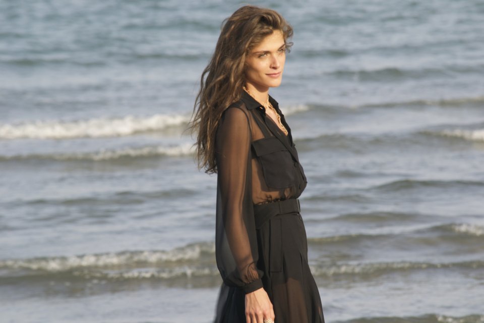 Venezia 2015: La madrina Elisa Sednaoui sulla spiaggia dell'Excelsior