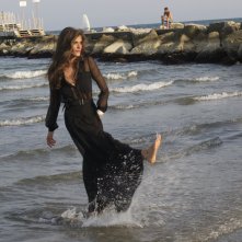 Venezia 2015: La madrina Elisa Sednaoui scherza al photocall