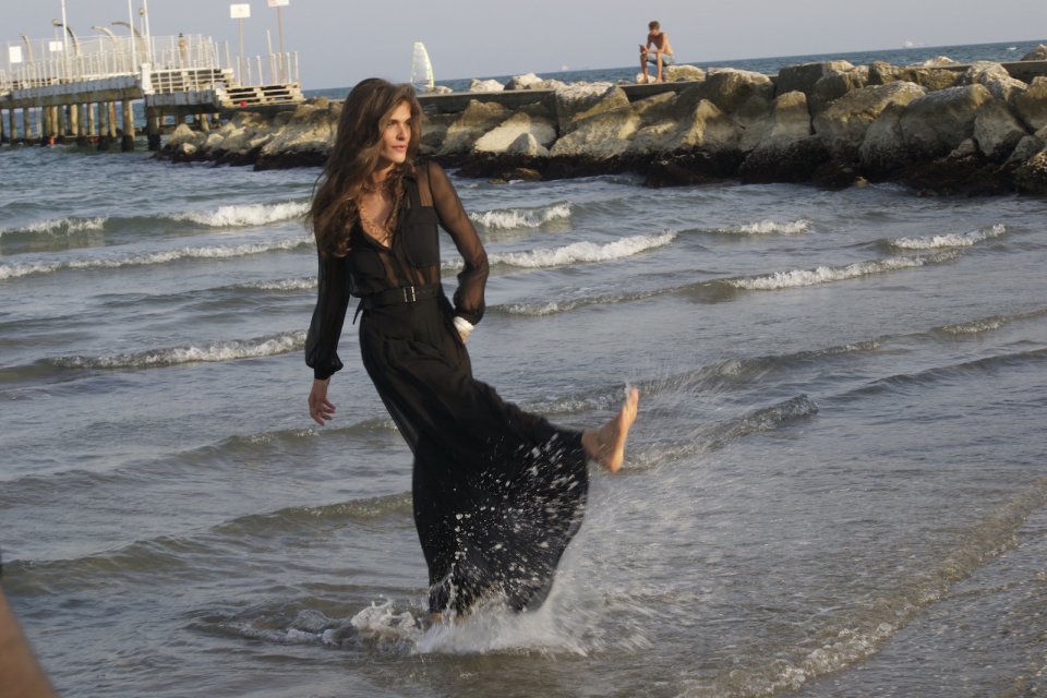 Venezia 2015: La madrina Elisa Sednaoui scherza al photocall