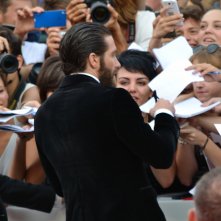 Everest: Jake Gyllenhaal firma autografi sul tappeto rosso di Venezia 2015