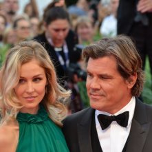 Everest: Josh Brolin sfila sul tappeto rosso di Venezia 2015