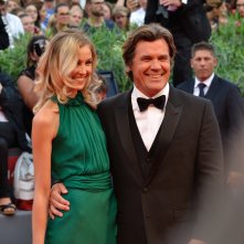 Everest: un sorridente Josh Brolin sul tappeto rosso di Venezia 2015