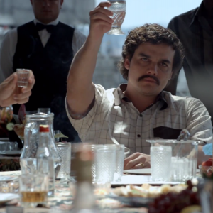 Narcos: Wagner Moura in una scena