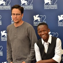 Beasts of No Nation: Cary Fukunaga posa con il giovane Abraham Attah al photocall di Venezia 2015