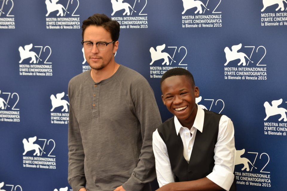 Beasts of No Nation: Cary Fukunaga posa con il giovane Abraham Attah al photocall di Venezia 2015
