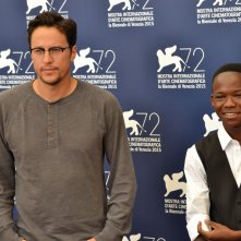 Beasts of No Nation: Cary Fukunaga con il giovane protagonista Abraham Attah al photocall di Venezia 2015
