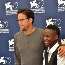 Beasts of No Nation: Cary Fukunaga con il giovane Abraham Attah al photocall di Venezia 2015