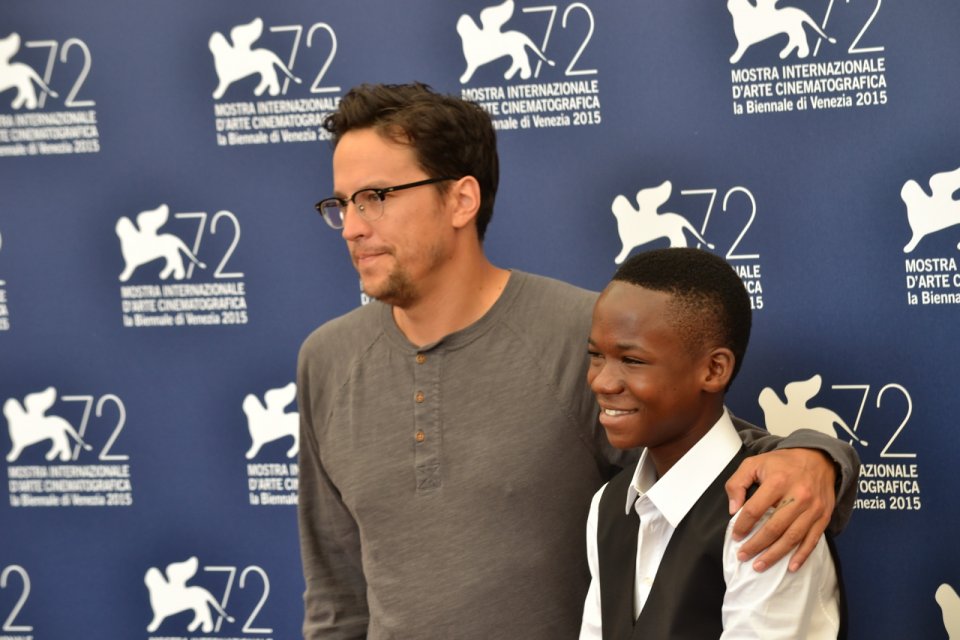 Beasts of No Nation: Cary Fukunaga con il giovane Abraham Attah al photocall di Venezia 2015