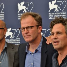 Spotlight: Mark Ruffalo, Stanley Tucci posano insieme al regista Thomas McCarthy al photocall di Venezia 2015