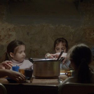 Mountain: una scena del film con i protagonisti seduti a tavola