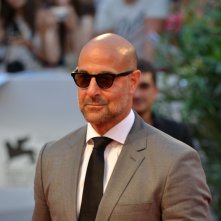 Venezia 2015: Stanley Tucci posa per i fotografi sul red carpet