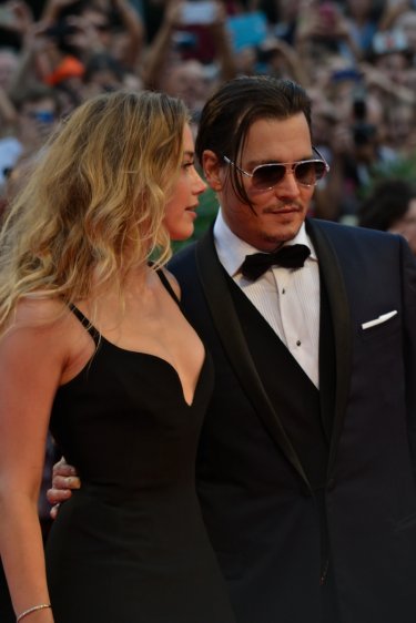 Venezia 2015: Amber Heard e Johnny Depp in una foto sul red carpet