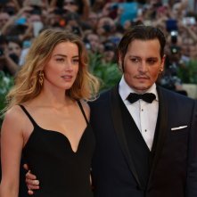 Venezia 2015: Johnny Depp e Amber Heard posano per i fotografi sul red carpet