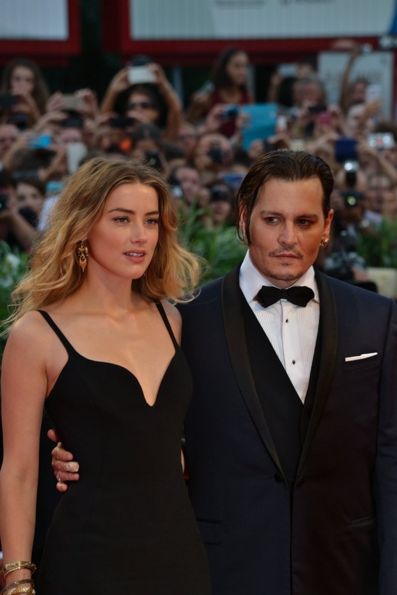 Venezia 2015: Johnny Depp e Amber Heard posano per i fotografi sul red carpet