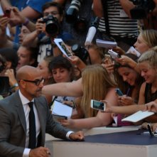 Venezia 2015: Stanley Tucci firma autografi durante il red carpet