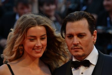 Venezia 2015: Johnny Depp e Amber Heard sorridono ai fotografi sul red carpet