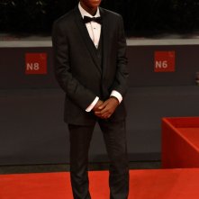 Venezia 2015: Abraham Attah posa sul tappeto rosso