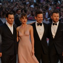 Venezia 2015: johnny Depp, Dakota johnson, Joel Edgerton e Scott Cooper sul red carpet di Black Mass