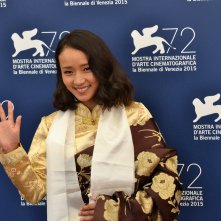 Venezia 2015: Yangshik Tso saluta i fotografi al photocall di Tharlo