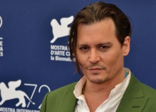 Venezia 2015: Johnny Depp in un primo piano al photocall