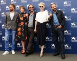 A Bigger Splash: Tilda Swinton, Ralph Fiennes e Dakota Johnson nella piscina di Luca Guadagnino