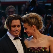 Venezia 2015: Amber Heard scherza con Johnny Depp sul red carpet di The Danish Girl