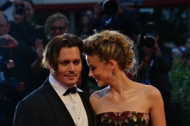 Venezia 2015: Amber Heard scherza con Johnny Depp sul red carpet di The Danish Girl