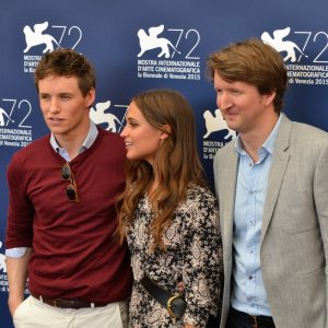 Venzia 2015: Eddie Redmayne, Tom Hooper e Alicia Vikander posano al photocall di The Danish Girl